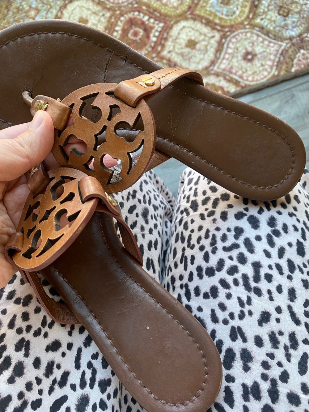 Tory Burch Brown Leather Logo Toe-Post Sandals - Picture 8 of 8
